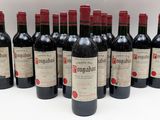 six bouteilles de vin rouge sont alignées