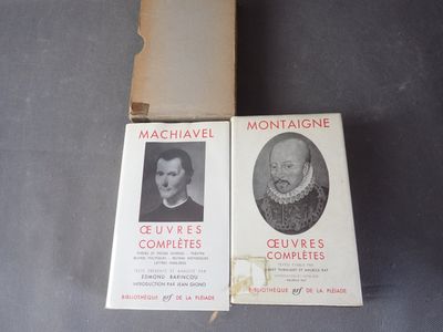 deux livres posés l'un à côté de l'autre sur une table