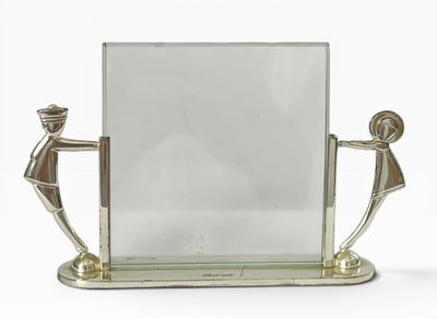 une image représentant un miroir sur lequel apparaissent un homme et une femme