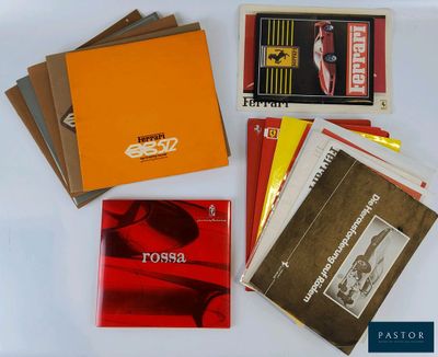 un grand nombre de livres posés sur une table