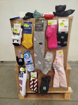 de nombreuses paires de chaussettes exposées sur une palette