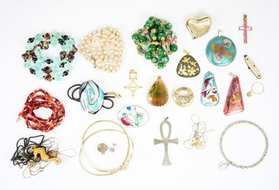 plusieurs types de bijoux différents sur une surface blanche
