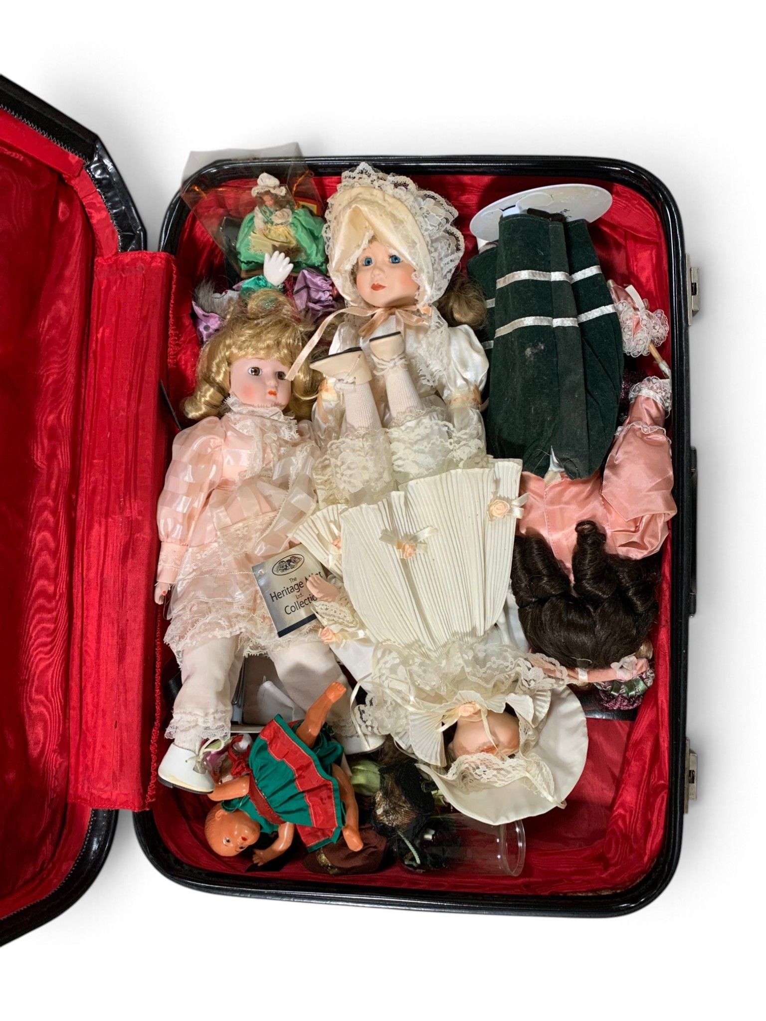 Lot d'objets divers : lessiveuse, assiettes, disques microsi…