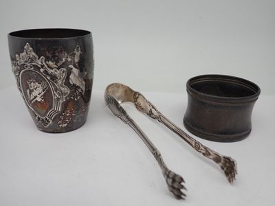 Lot comprenant 1 rond de serviette, 1 timbale (chocs) et 1 pince à suc - Photo 1