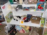 il y a beaucoup de peluches sur les étagères du magasin