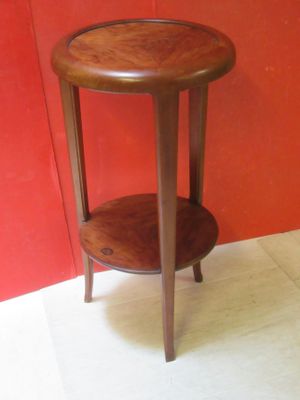 une petite table en bois surmontée d'une étagère