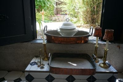 une photo d'une salle de bains avec un lavabo et une fenêtre