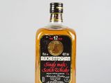 une photo d'une bouteille de whisky posée sur une table