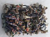 beaucoup de petits soldats dans une boîte en plastique