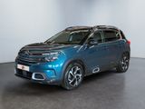 Une Citroën bleue est garée dans une grande pièce