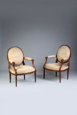 paire de fauteuils de style louis xvi