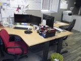 un bureau avec deux ordinateurs et une chaise dans la chambre