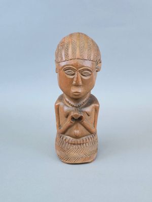 une image représentant une petite statue d'une personne portant un chapeau