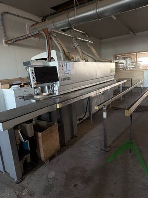 une machine placée au milieu d'une pièce