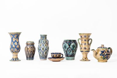 de nombreux vases posés sur une surface blanche