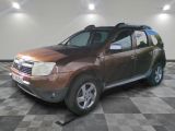 une photo d'un SUV marron garé dans une pièce