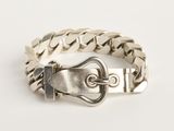 un gros plan d'un bracelet en argent muni d'une boucle