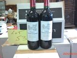 deux bouteilles de vin posées sur une table