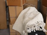 une pile de cartons et une couverture dans un garage