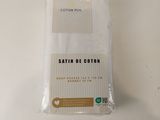 un sac de coton posé sur une nappe blanche