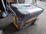 une glacière posée sur un chariot dans la rue