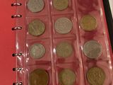 un livre dans lequel se trouve un tas de pièces de monnaie