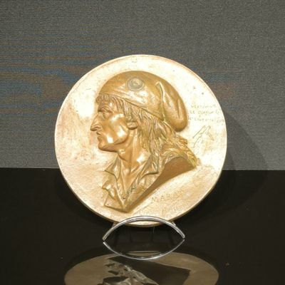 l'image d'une pièce d'or sur laquelle figure le visage d'une femme