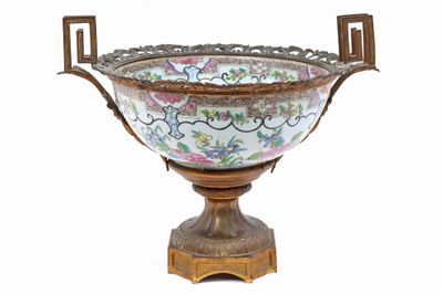 un vase posé sur un support sur fond blanc