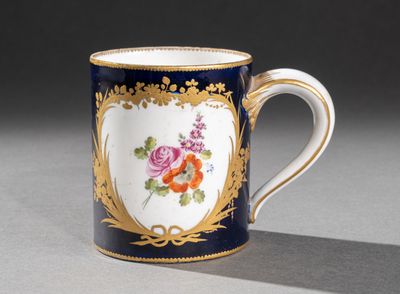 une tasse à café bleue et dorée décorée de fleurs