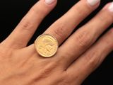 la main d'une femme, avec une bague en or au doigt