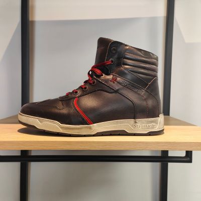 une paire de chaussures posée sur une étagère dans une pièce