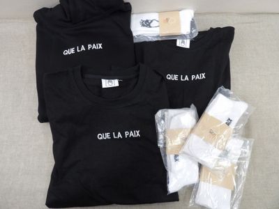 un t-shirt noir avec l'inscription « Que la paix »