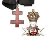 Gros plan sur une médaille et une croix sur fond blanc