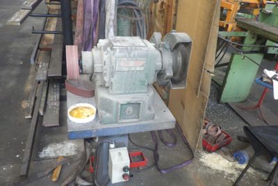 une machine posée sur une table dans un garage