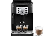 La machine à expresso Delongma se trouve à côté de deux tasses de café
