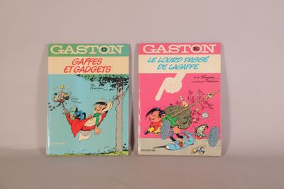 deux livres pour enfants posés sur une table blanche
