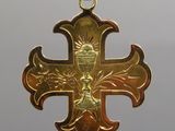 pendentif en forme de croix plaqué or, surmonté d'une couronne