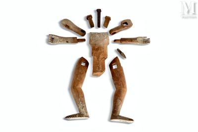 une sculpture représentant un homme, réalisée en bois