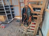 une photo d'un garage où se trouvent tout un tas d'outils
