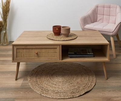 une table basse sur laquelle se trouve un panier, avec une chaise à l'arrière-plan
