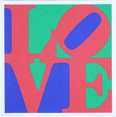 un symbole d'amour rouge, vert et bleu sur lequel est inscrit le mot « love »