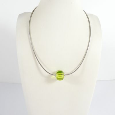 collier en argent orné d'une perle de verre verte montée sur un fil d'argent