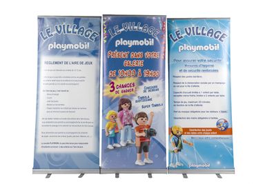 On voit ici deux bannières enroulables destinées à une salle de jeux pour enfants.