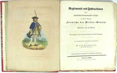 un livre ouvert sur lequel figure l'image d'un homme en uniforme