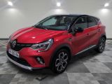 un SUV Renault C-Cross rouge garé sur un sol en damier