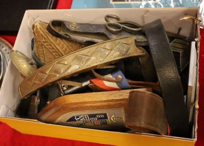 une boîte remplie de différents types de chaussures et une paire de ciseaux
