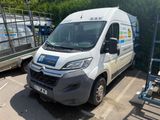 une camionnette blanche garée sur un parking à côté d'un camion