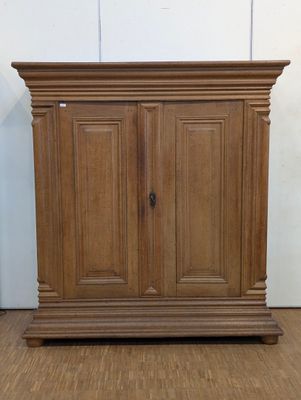 un meuble en bois surmonté d'une porte