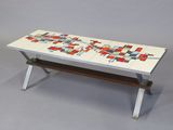 une table blanche ornée d'un motif rouge et bleu