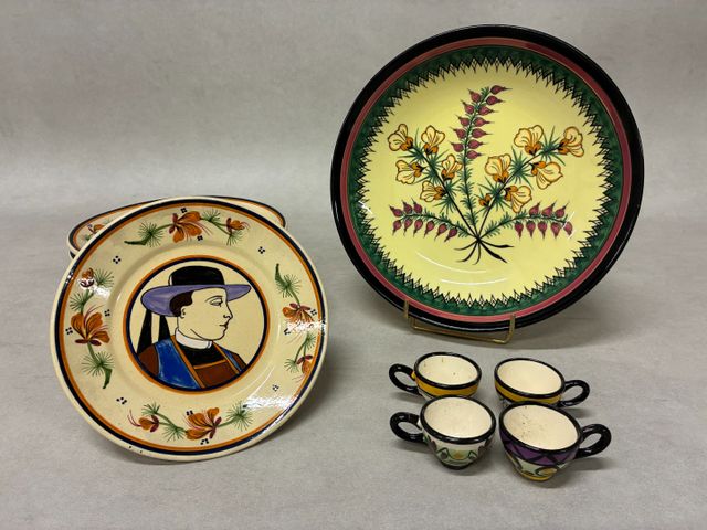 QUIMPER - Manufacture HENRIOT. Plat creux, 11 assiettes à dessert